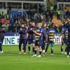 Arbitro toglie rigore, attaccante del Parma non se ne accorge e calcia lo stesso – Video