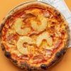 Pizza all’ananas a 118 euro, si riaccende il dibattito: provocazione o lusso gastronomico?