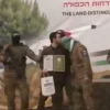 Israele, uno degli ostaggi rilasciati oggi bacia sulla testa i miliziani di Hamas – Video