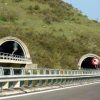 Incidente per oggetti in autostrada, chi paga i danni?