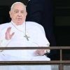 Papa Francesco si affaccia dal Gemelli: “Grazie a tutti”